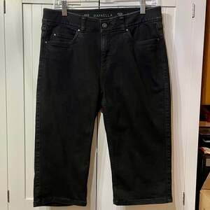 Rafaella Black Curvy Fit Capri Jeans